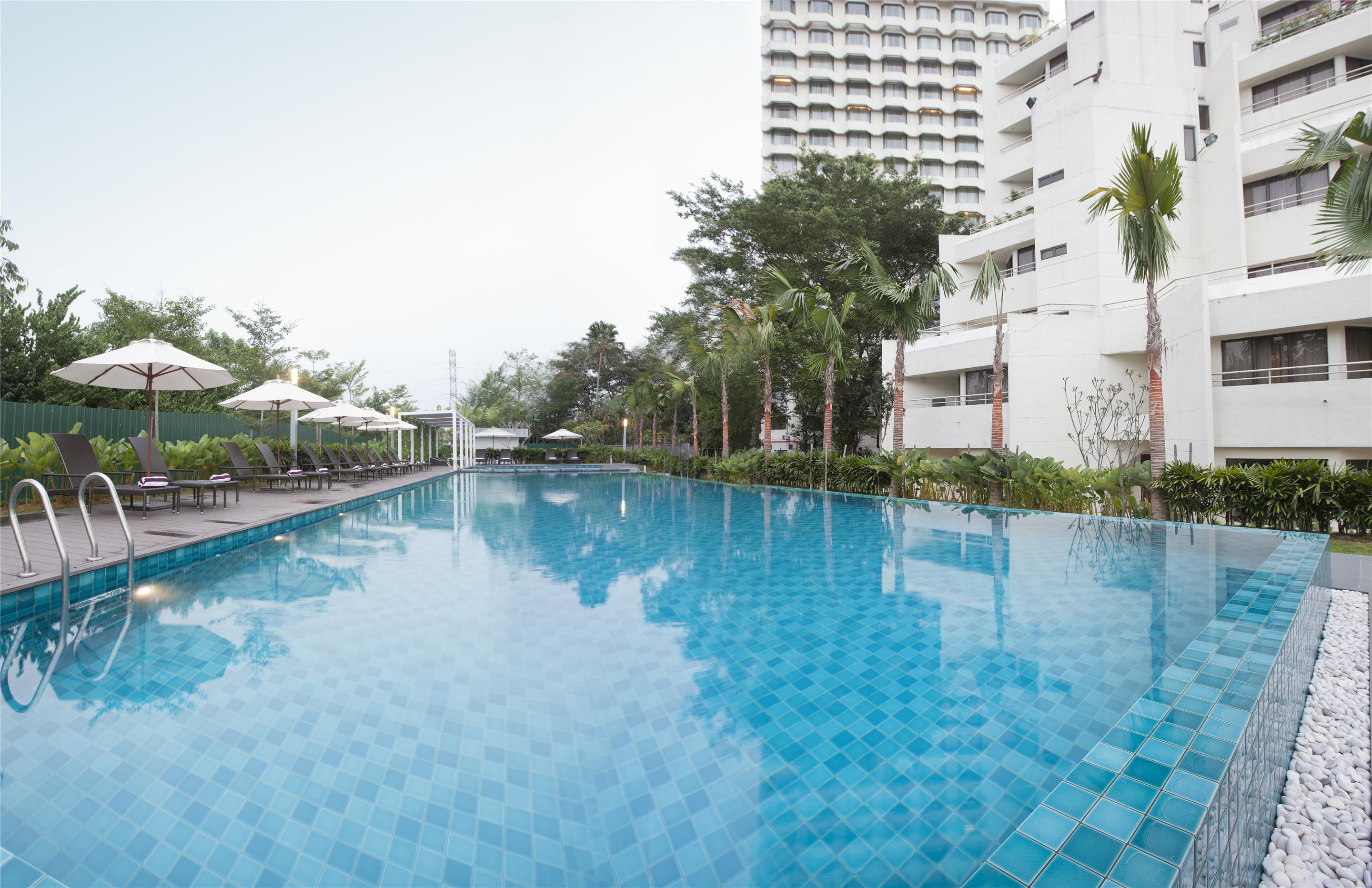 Dorsett Grand Subang Hotel Subang Jaya Exterior foto The pool at the Royal Thai Police Club