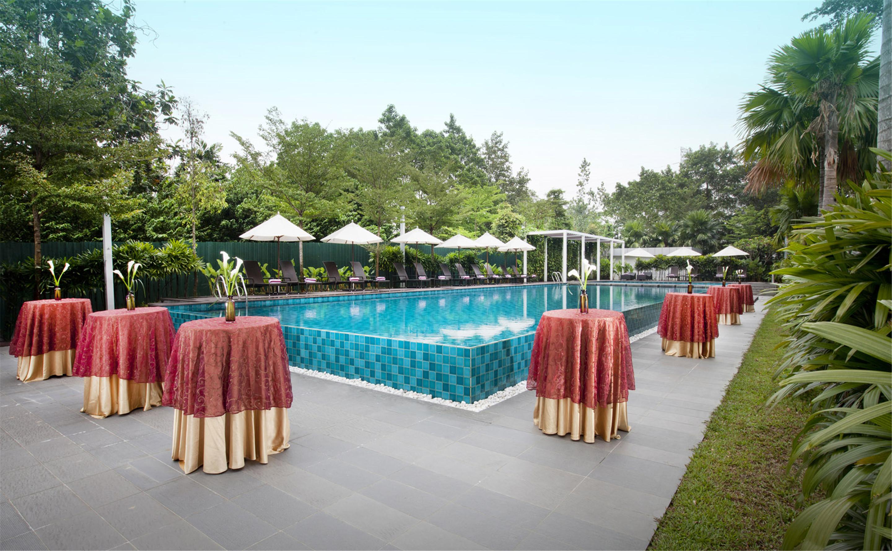 Dorsett Grand Subang Hotel Subang Jaya Exterior foto The pool at the hotel