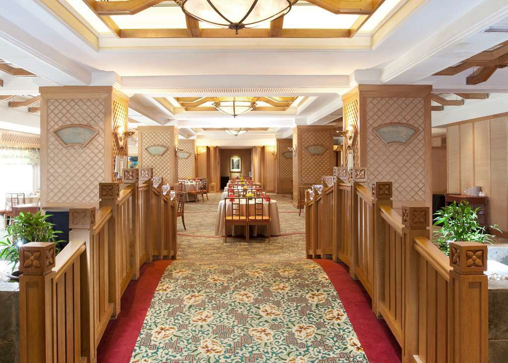 Dorsett Grand Subang Hotel Subang Jaya Restaurante foto The interior of the restaurant